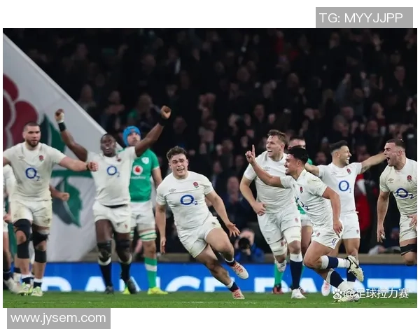 乔治与足球明星们的精彩合影展现了他们的友谊与激情