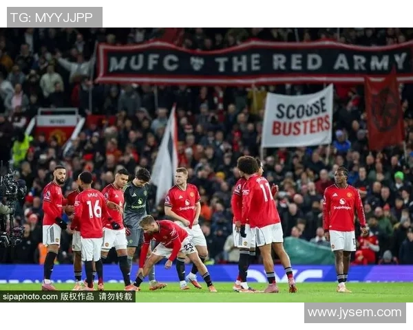 昔日足球巨星重返绿茵场再展风采引发球迷热议与期待 昔日足球巨星重返绿茵场再展风采引发球迷热议与期待